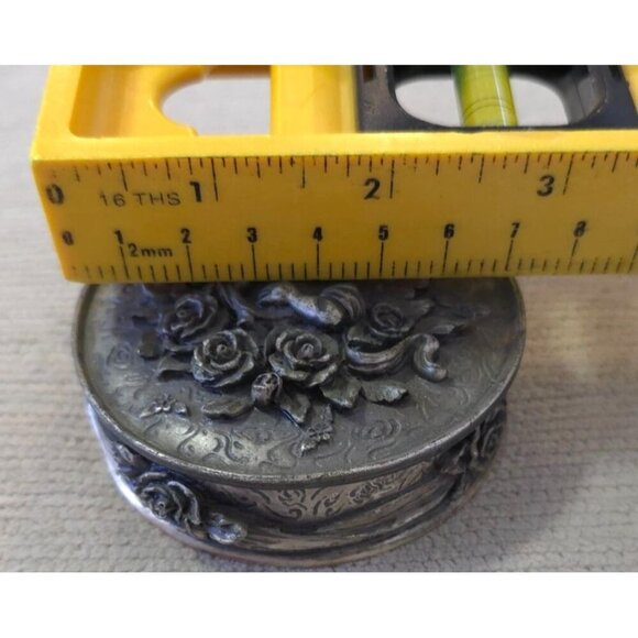 Vintage M.T.  Pewter Cherub Angel Trinket Box With Roses & Red Velvet Lining - Picture 9 of 10